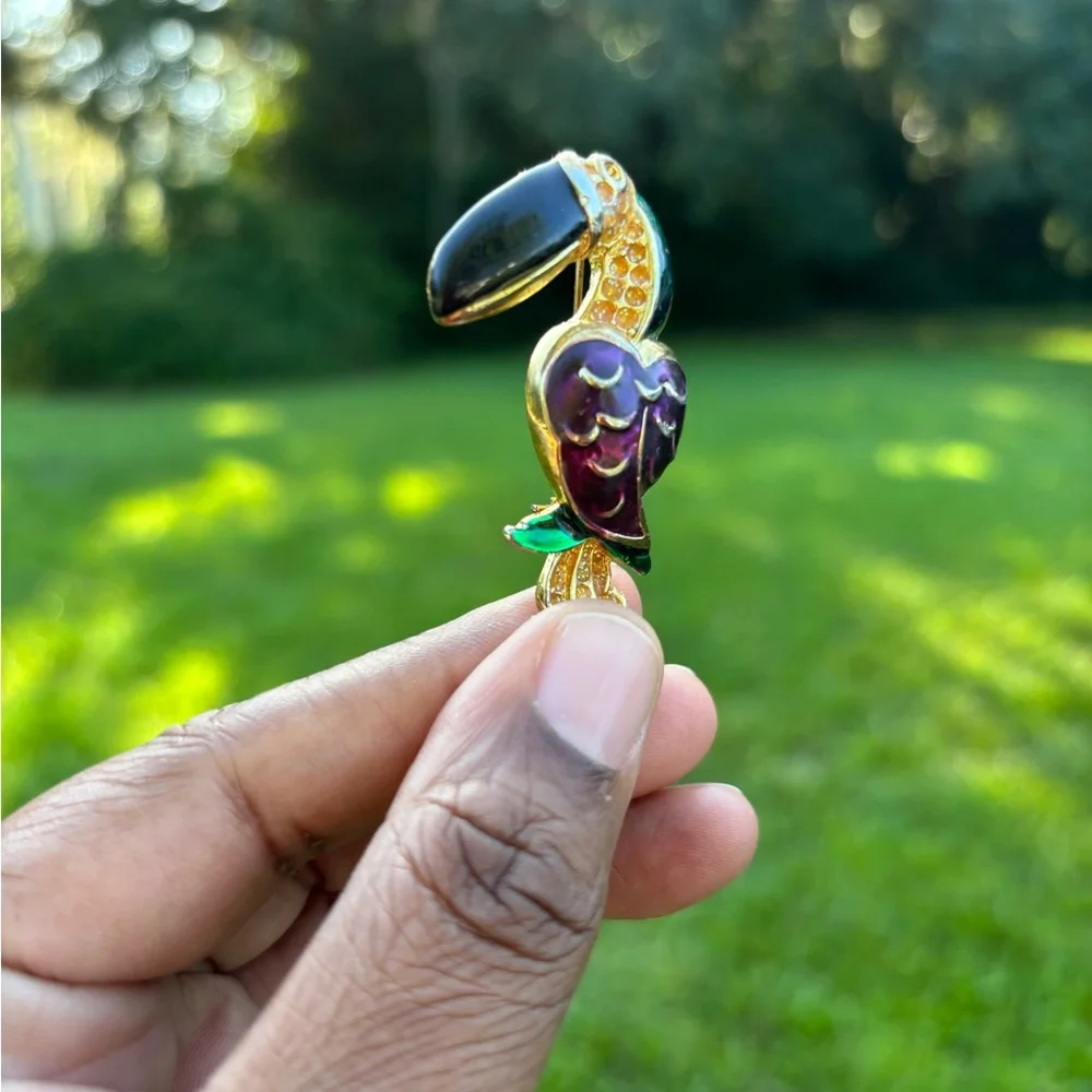 Elegant Toucan Brooch with Gold and Purple Accents - Picture 2 of 6